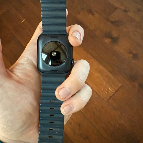 Apple Watch SE 44mm GPS, Space Gray Aluminum with Black Band - Picture 3 of 5